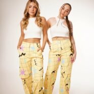 Pant cargo slim yellow submarine desde una vista frontal
