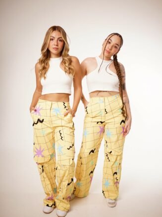 Pant cargo slim yellow submarine desde una vista frontal