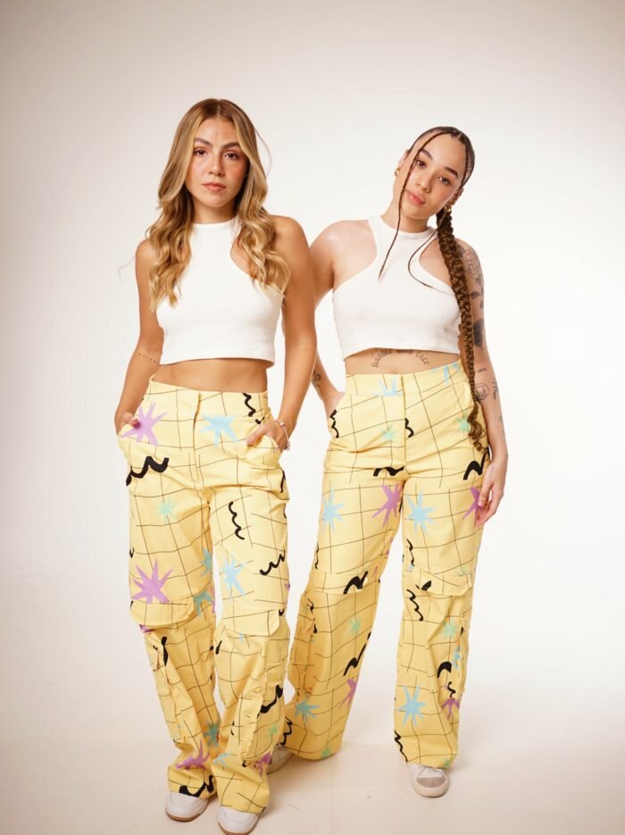 Pant cargo slim yellow submarine desde una vista frontal