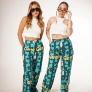 Pantalón cargo slim dahlia desde una vista frontal