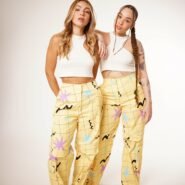 Pant cargo slim yellow submarine desde una vista frontal interactuando