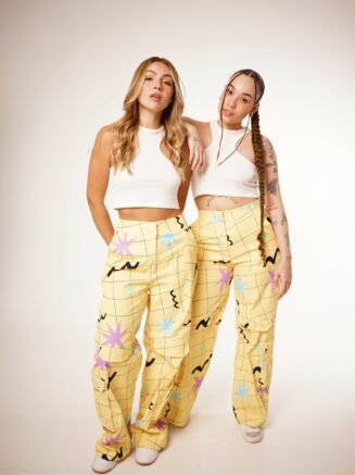 Pant cargo slim yellow submarine desde una vista frontal interactuando