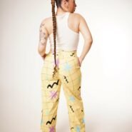 Pant cargo slim yellow submarine desde una vista de atrás en talla personalizada