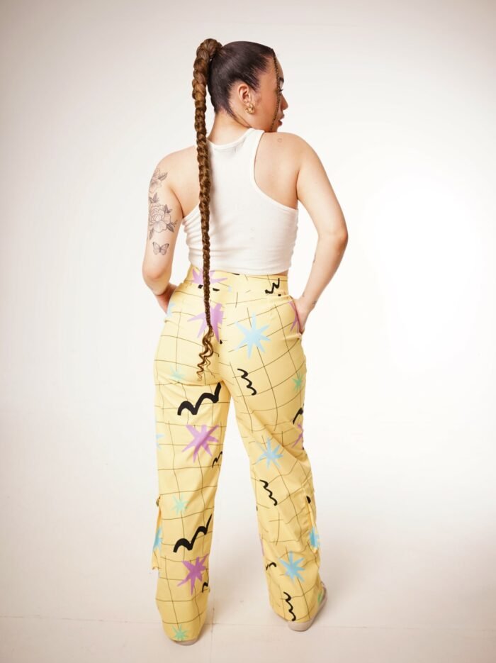 Pant cargo slim yellow submarine desde una vista de atrás en talla personalizada