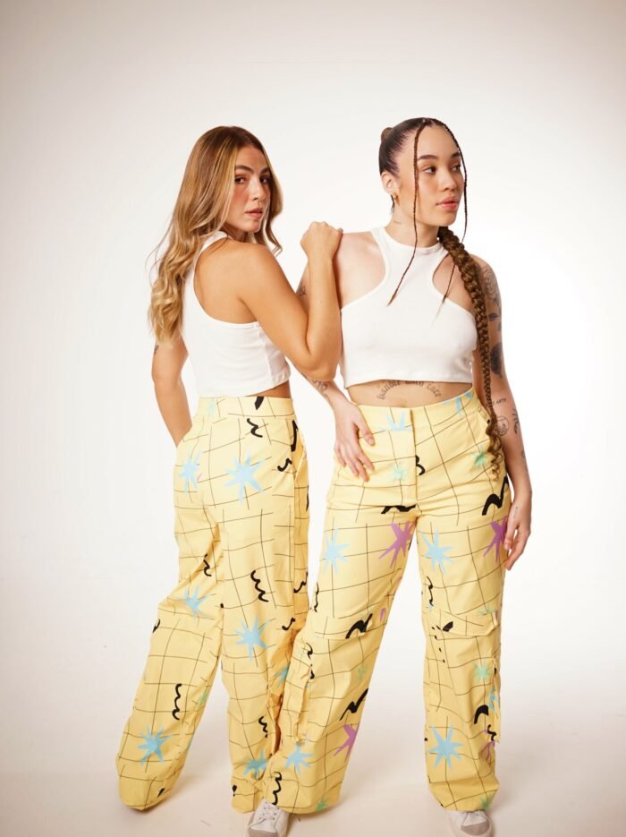 Pant cargo slim yellow submarine desde una vista frontal y parte de atrás