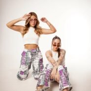 Pant cargo slim city con vista a la modelo sentada