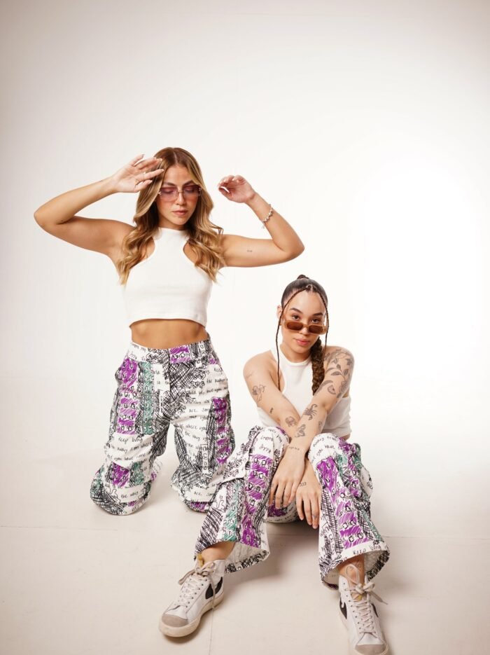 Pant cargo slim city con vista a la modelo sentada