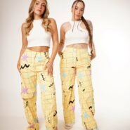 Pant cargo slim yellow submarine desde una vista frontal alternativa