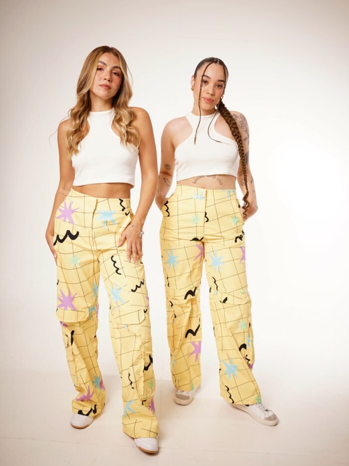 Pant cargo slim yellow submarine desde una vista frontal alternativa
