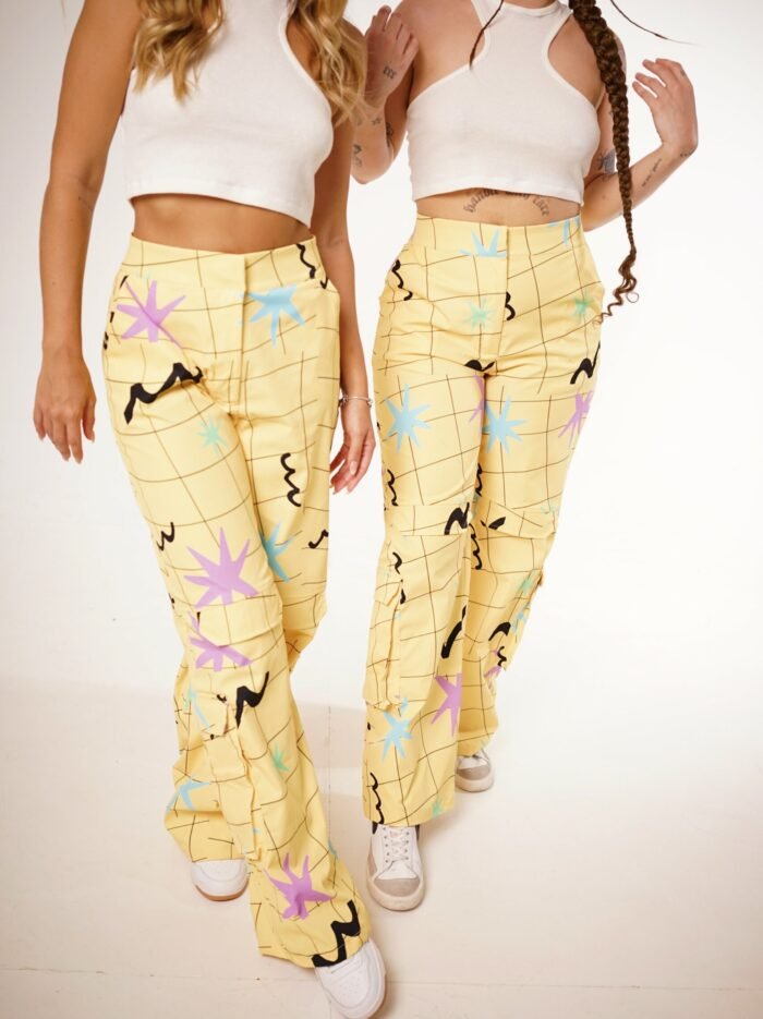 Pant cargo slim yellow submarine desde una vista frontal más cercana